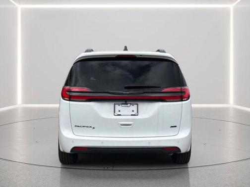 Bright White Clearcoat 2026 Chrysler Pacifica L