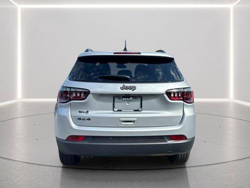 Silver Zynith Metallic Clearcoat 2026 Jeep Compass Latitude