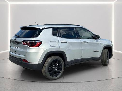 Silver Zynith Metallic Clearcoat 2026 Jeep Compass Latitude