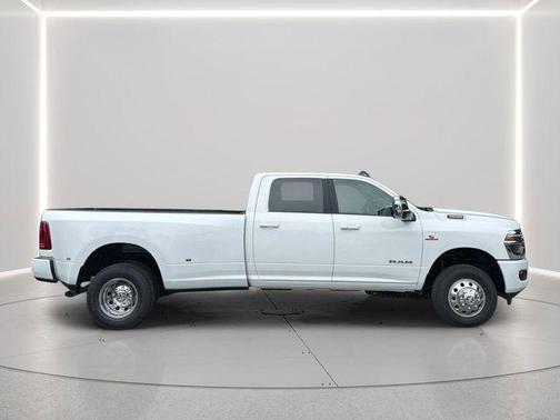 Bright White Clearcoat 2026 RAM 3500 Laramie Crew Cab 4x4 8' Box