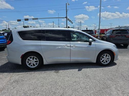Silver Mist Clearcoat 2023 Chrysler Voyager LX
