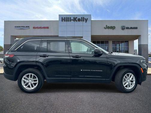 Diamond Black Crystal Pearlcoat 2024 Jeep Grand Cherokee Laredo