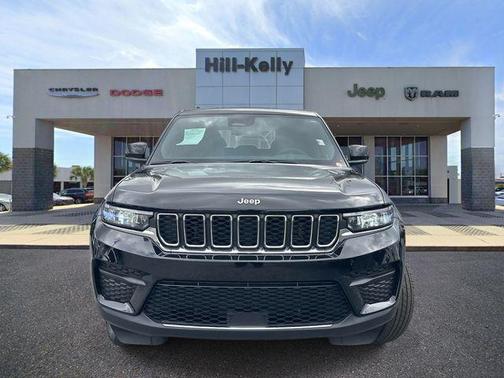 Diamond Black Crystal Pearlcoat 2024 Jeep Grand Cherokee Laredo