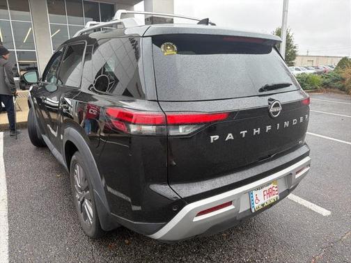2023 Nissan Pathfinder SL FWD