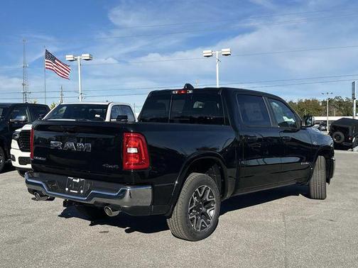 Diamond Black Crystal Pearlcoat 2026 RAM 1500 Laramie