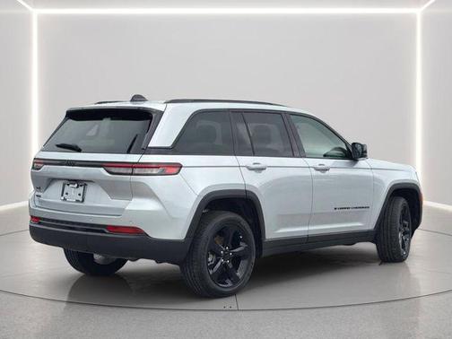 Silver Zynith 2025 Jeep Grand Cherokee Altitude
