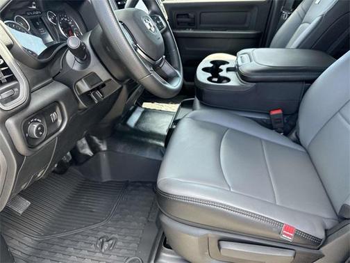 2025 RAM 2500 Tradesman Crew Cab 4x4 6'4' Box
