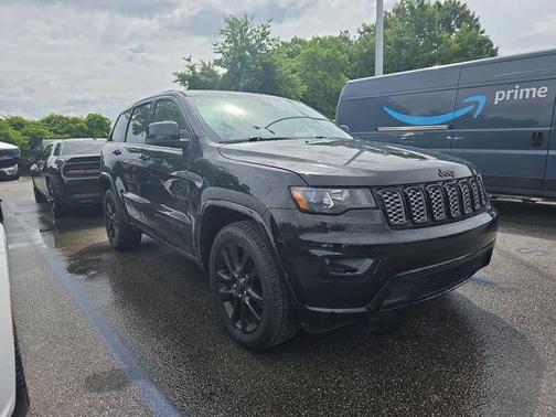 Diamond Black Crystal Pearlcoat 2019 Jeep Grand Cherokee Altitude