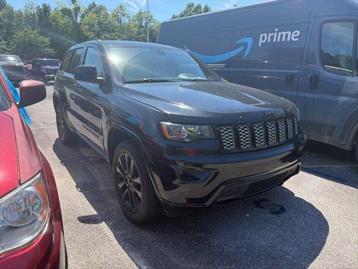 Diamond Black Crystal Pearlcoat 2019 Jeep Grand Cherokee Altitude