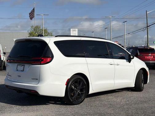 Bright White Clearcoat 2024 Chrysler Pacifica Limited