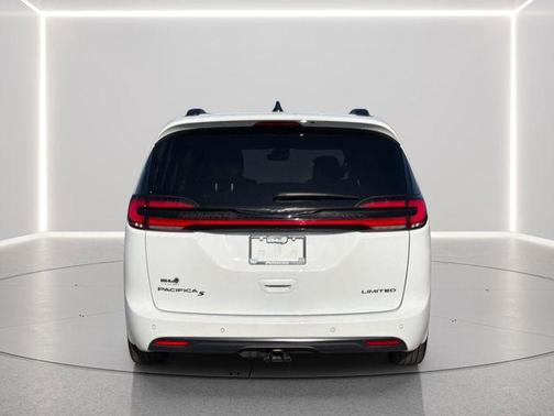 Bright White Clearcoat 2024 Chrysler Pacifica Limited