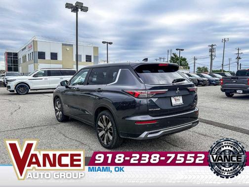Graphite Gray Metallic 2025 Mitsubishi Outlander SE