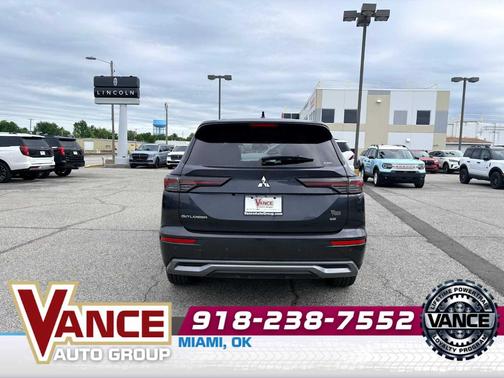 Graphite Gray Metallic 2025 Mitsubishi Outlander SE
