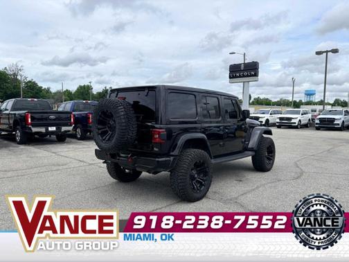 Black Clearcoat 2021 Jeep Wrangler Unlimited Sahara Altitude