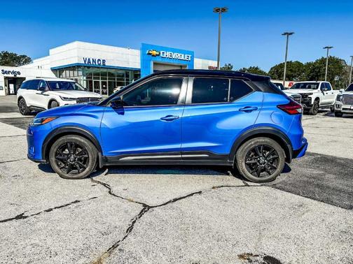 2023 Nissan Kicks SR