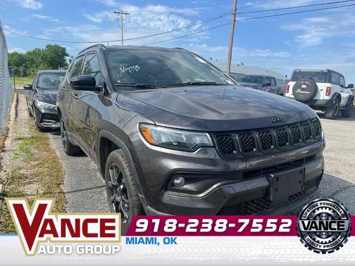 Granite Crystal Clearcoat Metallic 2023 Jeep Compass Altitude