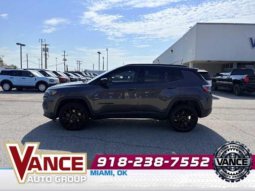 Granite Crystal Clearcoat Metallic 2023 Jeep Compass Altitude