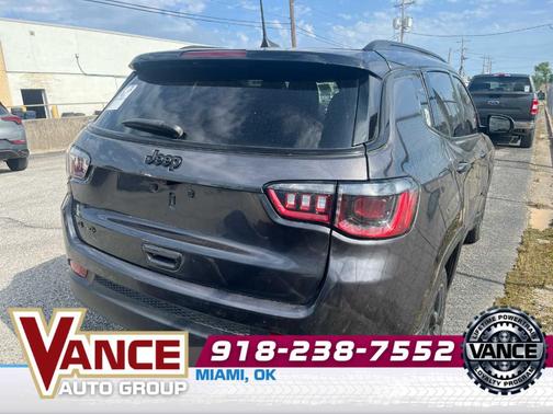 Granite Crystal Clearcoat Metallic 2023 Jeep Compass Altitude