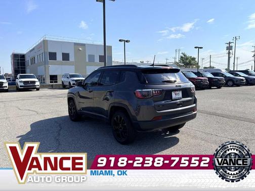 Granite Crystal Clearcoat Metallic 2023 Jeep Compass Altitude