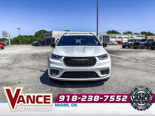 Bright White Clearcoat 2025 Chrysler Pacifica Limited