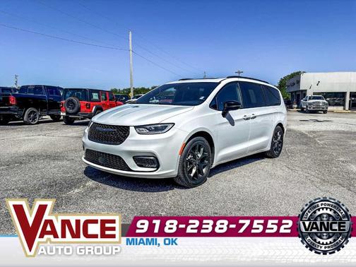 Bright White Clearcoat 2025 Chrysler Pacifica Limited