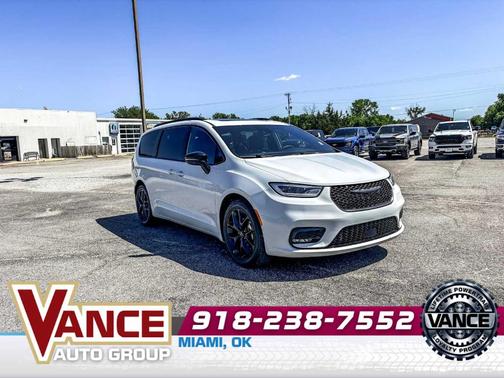 Bright White Clearcoat 2025 Chrysler Pacifica Limited