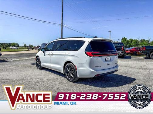 Bright White Clearcoat 2025 Chrysler Pacifica Limited