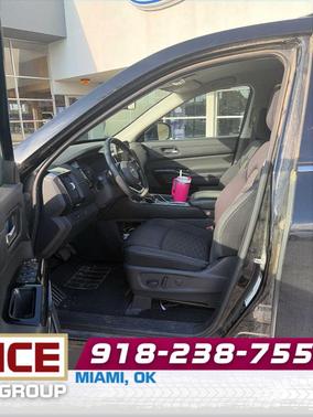 Black 2022 Nissan Pathfinder SV