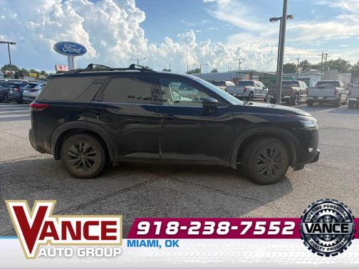 Black 2022 Nissan Pathfinder SV