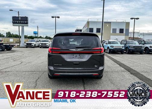 Granite Crystal Clearcoat Metallic 2023 Chrysler Pacifica Touring-L