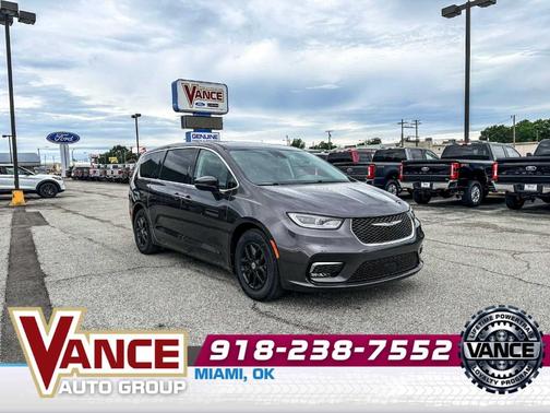 Granite Crystal Clearcoat Metallic 2023 Chrysler Pacifica Touring-L
