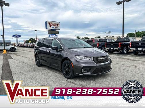 Granite Crystal Clearcoat Metallic 2023 Chrysler Pacifica Touring-L