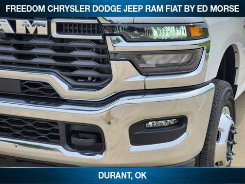 Bright White Clearcoat 2026 RAM 3500 Tradesman Crew Cab 4x4 8' Box