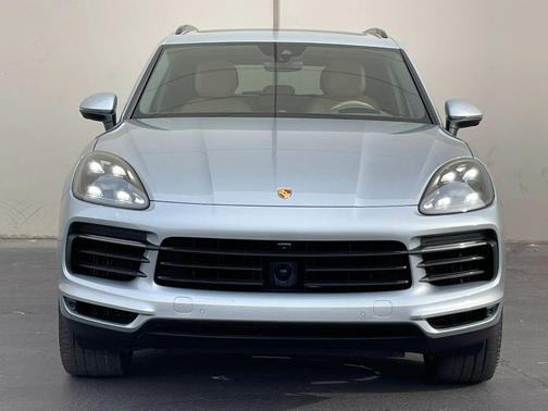 Dolomite Silver Metallic 2021 Porsche Cayenne Cayenne