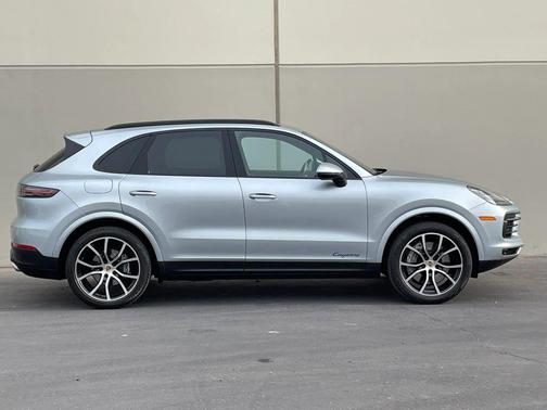 Dolomite Silver Metallic 2021 Porsche Cayenne Cayenne
