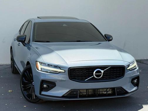 2022 Volvo S60 T5 Momentum