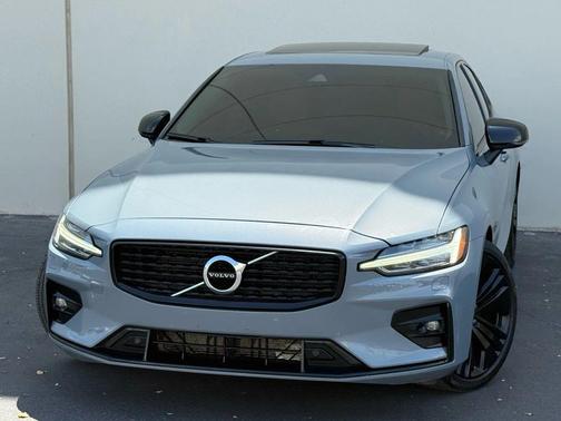 2022 Volvo S60 T5 Momentum