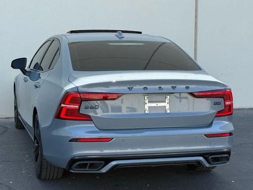 2022 Volvo S60 T5 Momentum