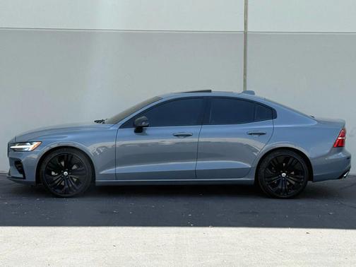 2022 Volvo S60 T5 Momentum