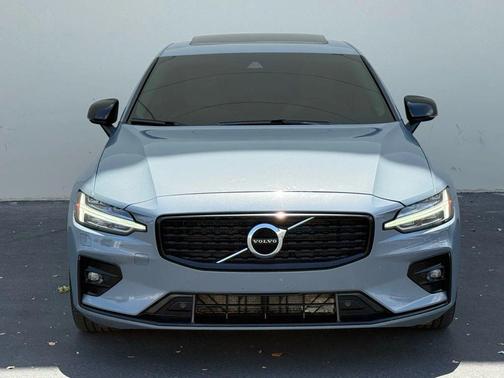 2022 Volvo S60 T5 Momentum