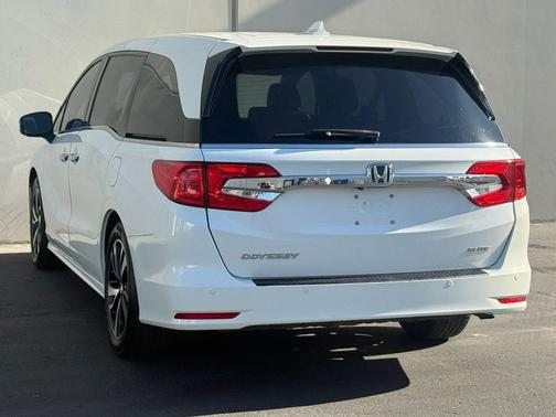 White Diamond Pearl 2019 Honda Odyssey Elite