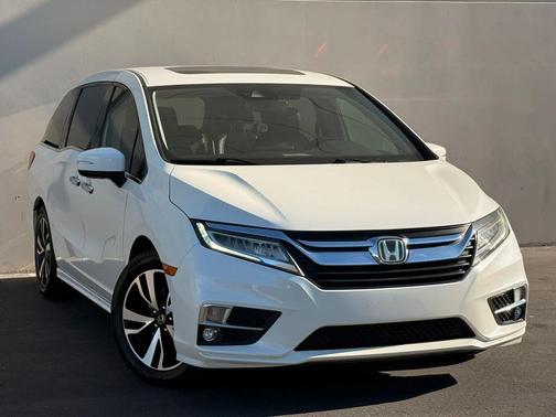 White Diamond Pearl 2019 Honda Odyssey Elite