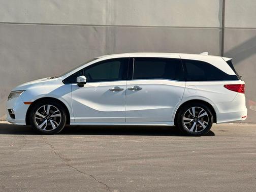 White Diamond Pearl 2019 Honda Odyssey Elite