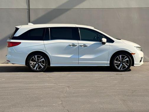 White Diamond Pearl 2019 Honda Odyssey Elite
