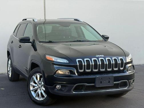 Brilliant Black Crystal Pearlcoat 2014 Jeep Cherokee Sport