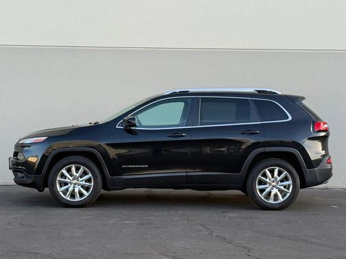 Brilliant Black Crystal Pearlcoat 2014 Jeep Cherokee Sport