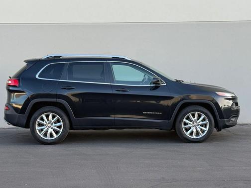 Brilliant Black Crystal Pearlcoat 2014 Jeep Cherokee Sport