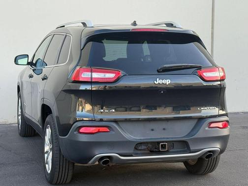 Brilliant Black Crystal Pearlcoat 2014 Jeep Cherokee Sport