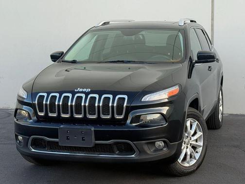 Brilliant Black Crystal Pearlcoat 2014 Jeep Cherokee Sport