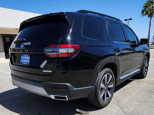 Crystal Black Pearl 2024 Honda Pilot Touring 8-Passenger